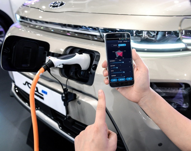 Imagen de un vehículo eléctrico cargándose.