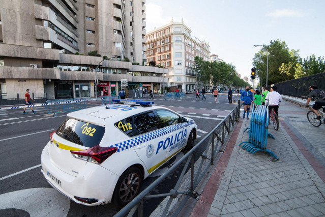 La Policía Municipal de Madrid vigila el cumplimiento de las normas del estado de alarma.