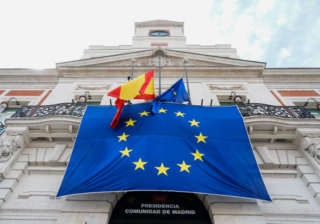 Bandera de la UE sobre la fachada principal de la Real Casa de Correos para conmemorar el Día de Europa, que se celebra el 9 de mayo, en Madrid (España) a 9 de mayo de 2020.