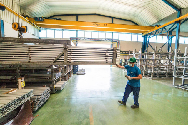 Un trabajador durante su jornada laboral en la empresa Extrusión Toledo