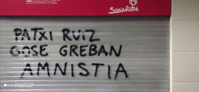 Pintadas en la casa del pueblo de Txurdinaga, en Bilbao
