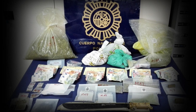Imagen de la droga y dinero intervenidos por Policía Nacional al desmantelar dos narcopisos en San Sebastián de los Reyes.