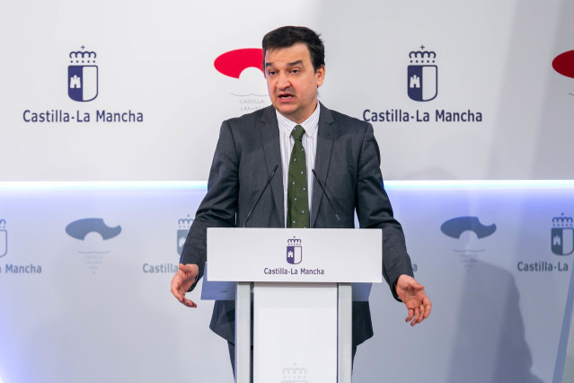 El consejero de Agricultura, Agua y Desarrollo Rural de Castilla-La Mancha, Francisco Martínez Arroyo, en rueda de prensa