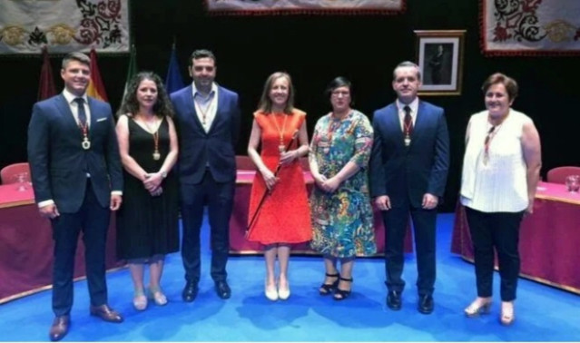 Fernández (PSOE) con la vara de mando junto al equipo de gobierno socialista el día de su investidura