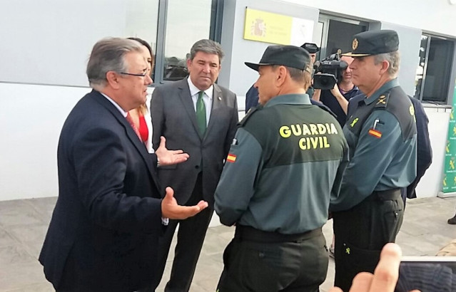 Zoido con guardias civiles cuando era ministro del Interior