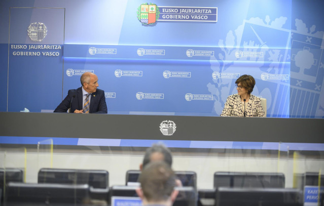 Rueda de prensa del portavoz del ogiberno vasco, josu erkoreka, tras el consejo de gobierno, junto a la consejera de salud.