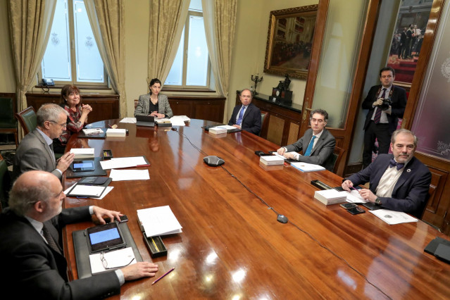 La vicepresidenta primera del Senado, Cristina Narbona (3i); la presidenta de la Cámara Alta, Pilar LLop (c), y el vicepresidente del Senado, Pío García Escudero (3d) presiden la reunión de la Junta de Portavoces del Senado, que no para la actividad duran