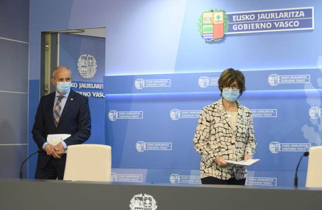 El portavoz del Gobierno Vasco, Josu Erkoreka, junto a la consejera de Salud, Nekane Murga.