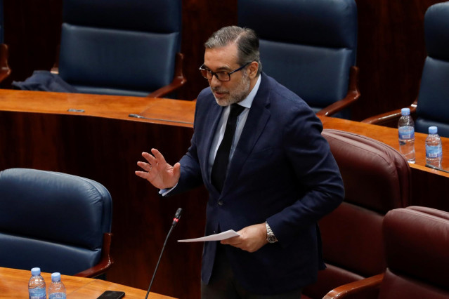 El secretario de Justicia e Interior del PP y consejero de la Comunidad de Madrid, Enrique López, en un Pleno en la Asamblea de Madrid.(España), a 21 de mayo de 2020.