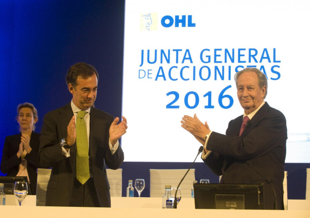 Juan Miguel Villar Mir y su hijo y actual presidente de OHL, Juan Villar-Mir de Fuentes, en la junta de accionistas de la compañía de 2016