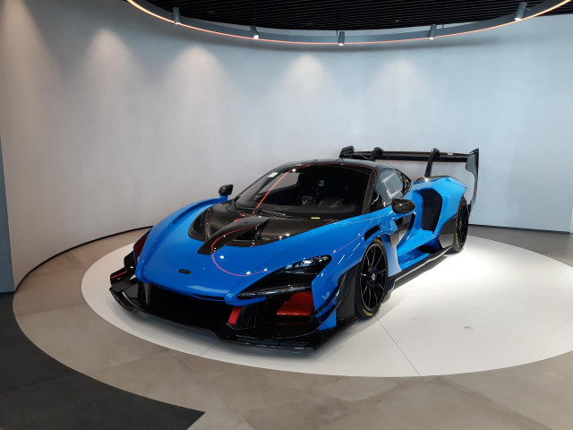Modelo McLaren Senna GTR en el nuevo concesionario de McLaren Barcelona.