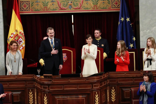 El Rey, acompañado de la Reina y sus hijas, agradece los aplausos tras pronunciar su discurso de apertura de la XIV Legislatura en el Congreso