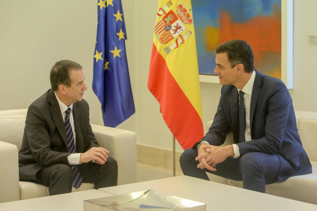 El presidente del Gobierno, Pedro Sánchez, recibe al presidente de la Federación Española de Municipios y Provincias (FEMP), Abel Caballero, en el Palacio de la Moncloa