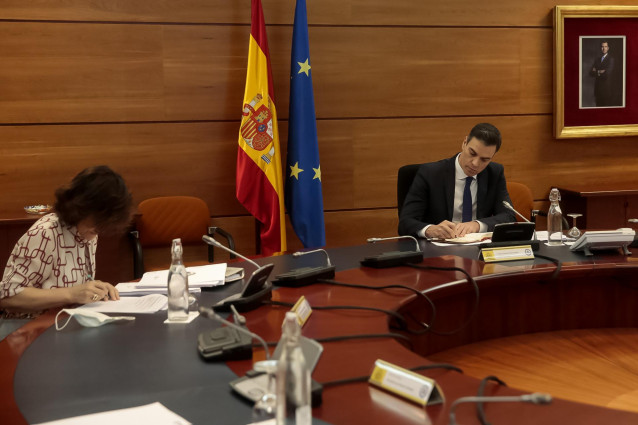 El presidente del Gobierno, Pedro Sánchez (d), y la vicepresidenta primera del Gobierno y ministra de la Presidencia, Relaciones con las Cortes y Memoria Democrática, Carmen Calvo (d), en Madrid (España), a 22 de mayo de 2020.