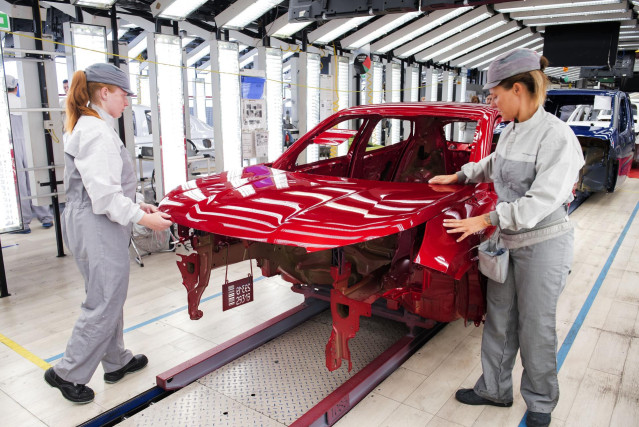 Operarios de pintura de la planta de PSA Peugeot Citroën en Vigo.