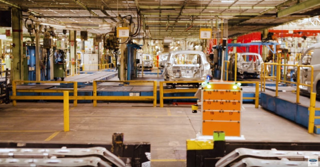Robot con tecnología de conducción autónoma en Ford