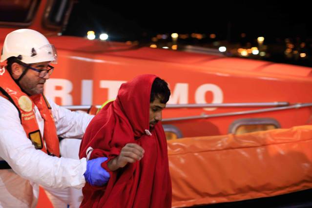 Inmigranes procedentes de una patera a la deriva al puerto de Melilla siendo atendido por voluntarios de la Cruz Roja en Melilla  a 27 de noviembre 2019