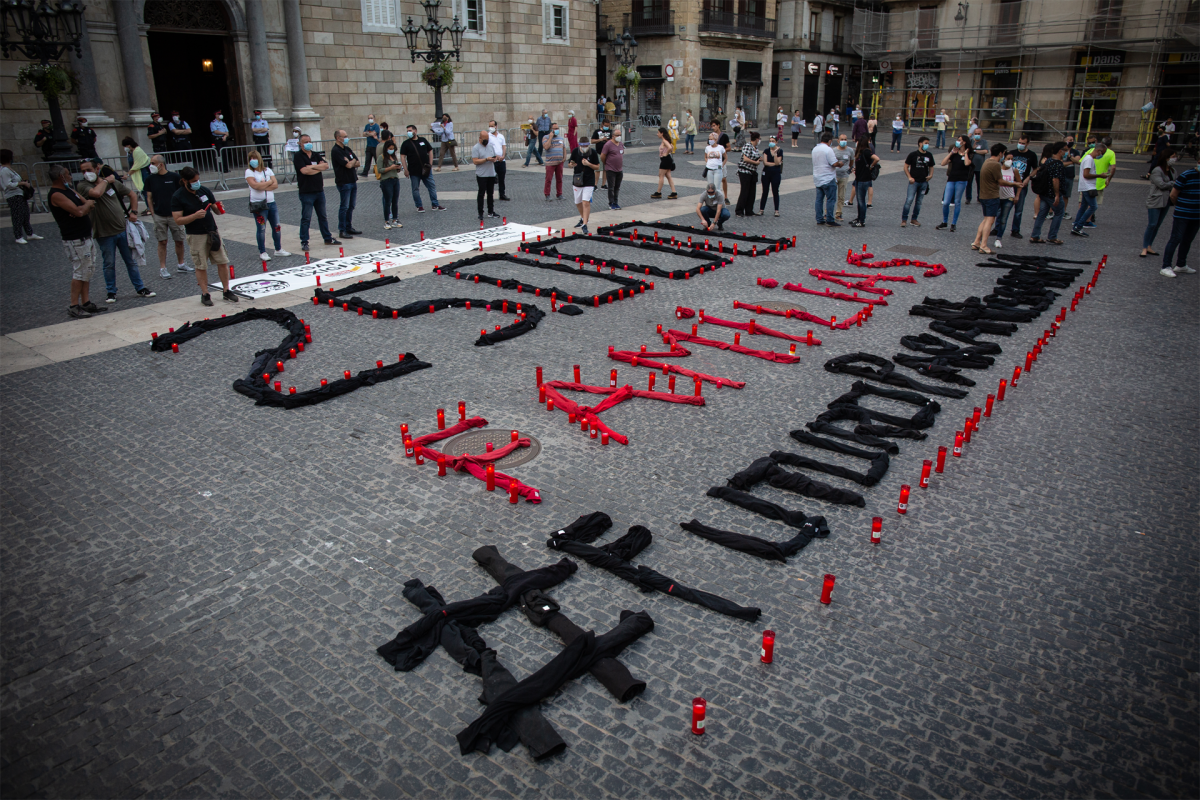 Trabajadores de Nissan escriben un mensaje con velas en Barcelona.