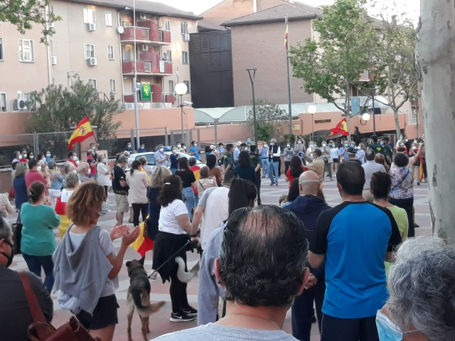 Decenas De Personas Protestan Contra El Gobierno Frente A La Comandancia De La Guardia Civil En Tres Cantos