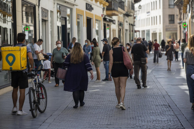 Afluencia de personas en una calle comercial de la zona céntrica. En Sevilla (Andalucía, España), a 18 de mayo de 2020.