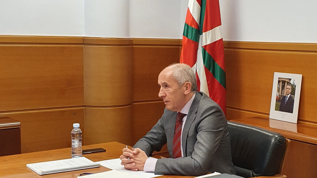 El portavoz del Gobierno Vasco, Josu Erkoreka, en la reunión por videoconferencia con la ministra Carolina Darias