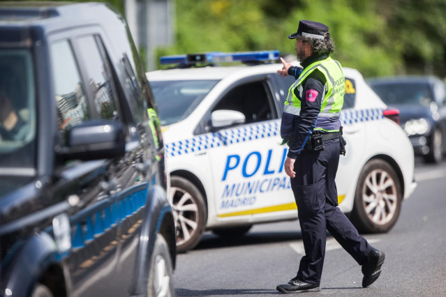 Un agente de la Policía Municipal de Madrid en un control policial en una de las salidas de la autopista de la M30