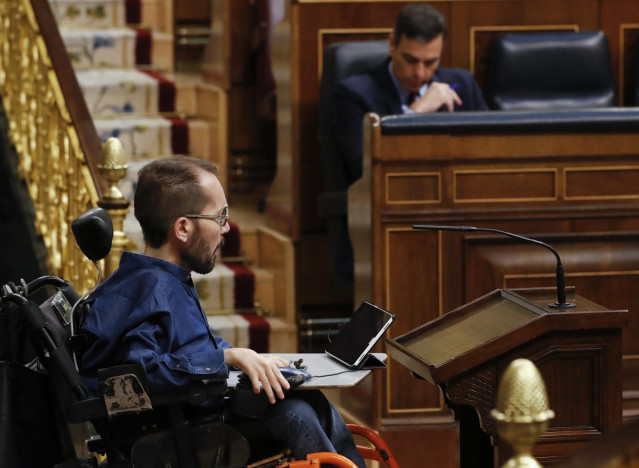 El portavoz de Unidas Podemos, Pablo Echenique, durante su intervención en el pleno del Congreso que debate este miércoles la quinta prórroga del estado de alarma después de que el Gobierno rectificara ante la presión de los grupos y solicitara una amplia