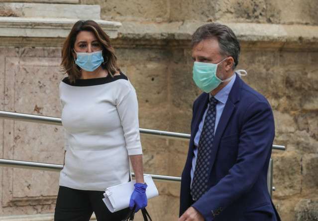 La secretaria general de PSOE-A, Susana Díaz (i) junto al portavoz del grupo socialista, José Fiscal (d); en una imagen de archivo.
