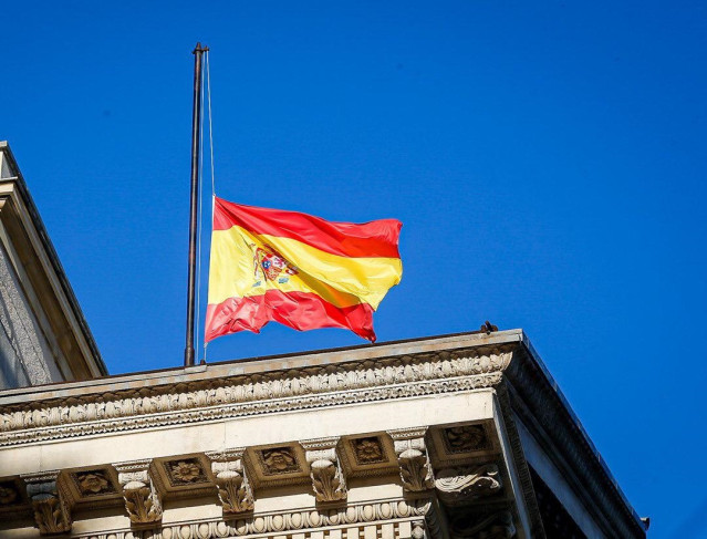 Bandera a media asta en el Congreso