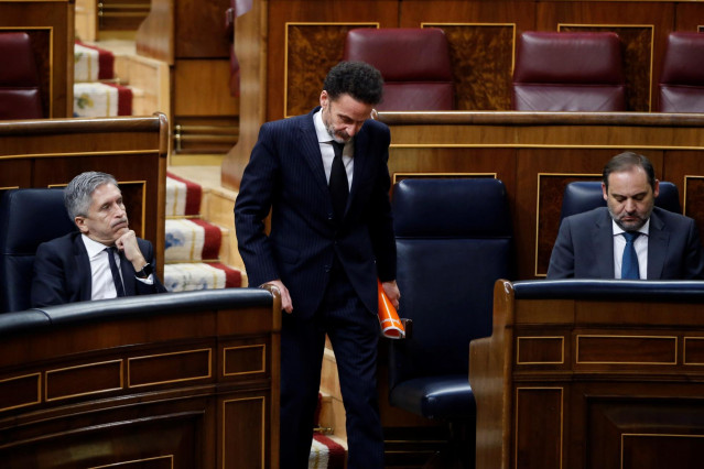 El portavoz adjunto de Ciudadanos en el Congreso de los Diputados, Edmundo Bal, pasa ante los escaños de los ministros de Transportes, José Luis Ábalos, y del Interior, Fernando Grande-Marlaska, en la Cámara Baja.