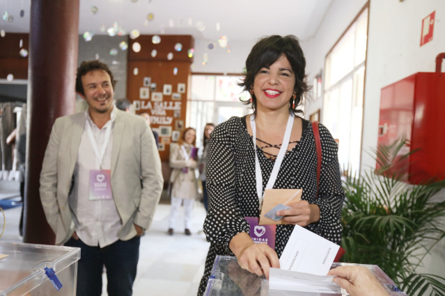 La presidenta de Adelante Andalucía y coordinadora de Podemos Andalucía, Teresa Rodríguez junto a su pareja , el Alcalde de Cádiz, José María González, ‘Kichi’, ejerciendo su derecho al voto en Cádiz , a 10 de noviembre de 2019 (Foto de archivo).