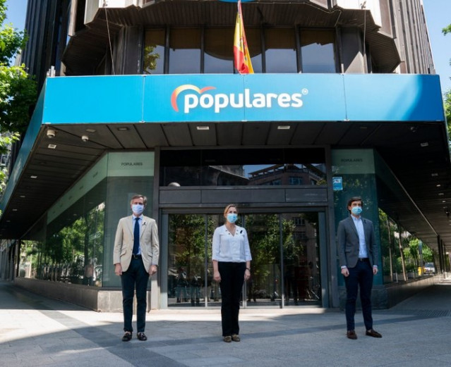 Los vicesecretarios del PP Antonio González Terol, Ana Beltrán y Pablo Montesinos guardan un minuto de silencio delante de la sede nacional del Partido Popular en  la calle Génova. En Madrid, a 27 de mayo de 2020.