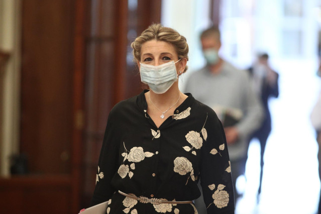 La ministra de Trabajo y Economía Social, Yolanda Díaz, protegida con mascarilla a su llegada al pleno de sesión de control al Gobierno este miércoles