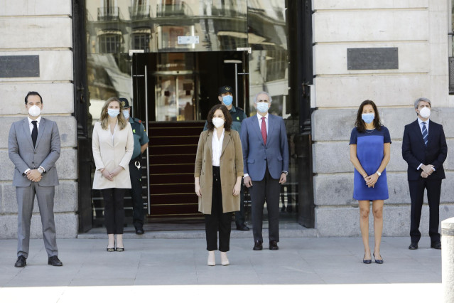El Gobierno de Madrid se ha sumado a las 12.00 horas un minuto de silencio en todo el país
