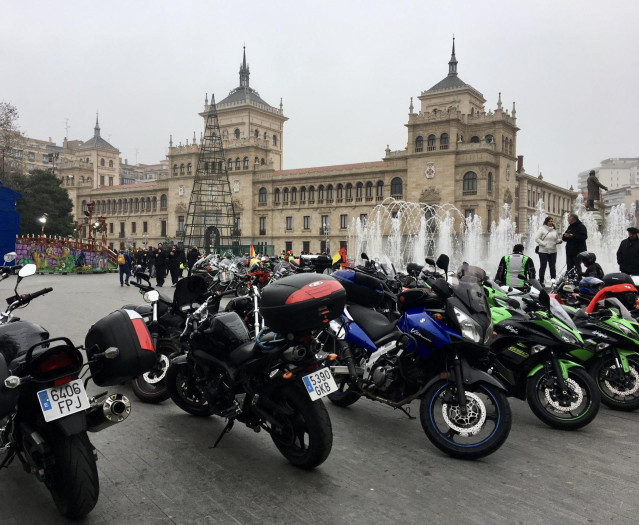 Motos aparcadas en la calle.