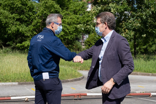 El presidente de la Xunta, Alberto Núñez Feijóo, y el director de PSA Vigo, Ignacio Bueno, en una visita del primero a la planta con motivo del reinicio de actividad en el crisis del COVID-19.