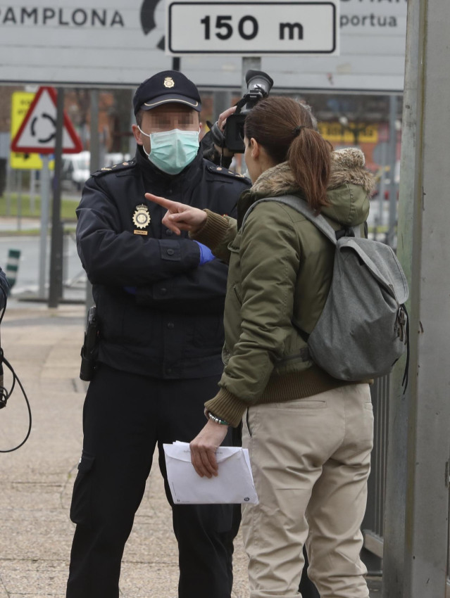 Efectivos de la Guardia Civil y de la Unidad de Intervención Policial (UIP) de la Policía Nacional realizan controles en la frontera con Francia,