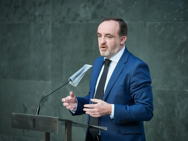 El portavozde Navarra Suma, Javier Esparza, interviene en la rueda de prensa en el Parlamento de Navarra donde se ha rechazado, con los votos en contra de PSN, Geroa Bai, EH Bildu, Podemos e I-E, una moción de Navarra Suma por la que se instaba al Gobiern