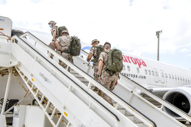 Legionarios embarcan en el avión cuyo vuelo ha sido cancelado