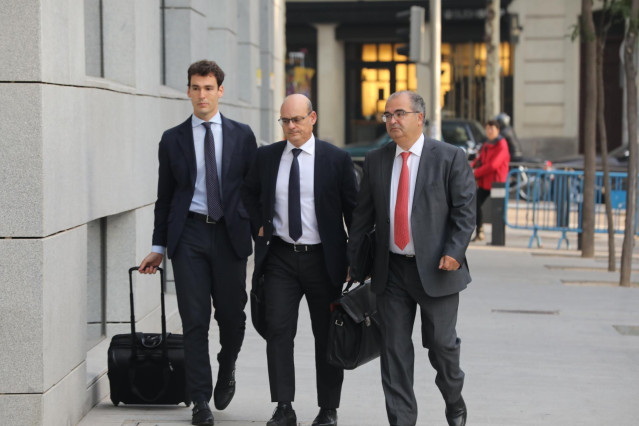 El expresidente del Banco Popular, Ángel Ron (1d), a su llegada al Juzgado Central de Instrucción número 4 de la Audiencia Nacional.