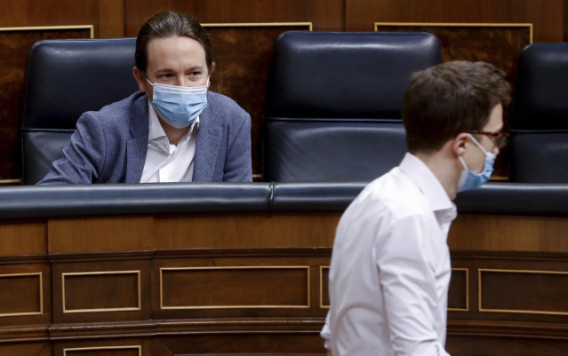 El vicepresidente segundo, Pablo Iglesias, y el portavoz de Más País en el Congreso, Ínigo Errejón, en el Pleno del Congreso