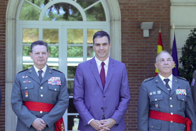 El director adjunto operativo (DAO) de la Policía Nacional y de la Guardia Civil, Laurentino Ceña; el presidente del Gobierno en funciones, Pedro Sánchez; y el teniente general de la Guardia Civil, Fernando Santafé, en el Palacio de la Moncloa.