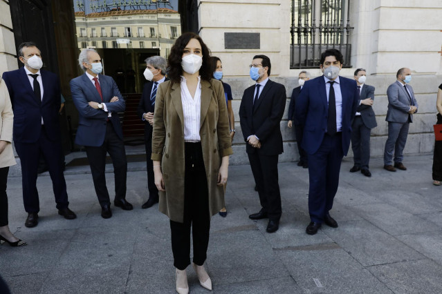 La presidenta de la Comunidad de Madrid, Isabel Díaz Ayuso,  guarda un minuto de silencio en memoria por los fallecidos por el COVID-19 en la sede de la Comunidad de Madrid, en la Real Casa de Correo.
