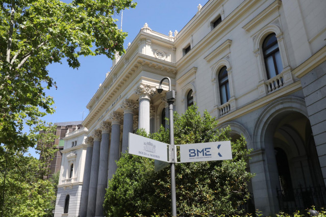 Señal de la Bolsa de Madrid frente a la fachada del edificio