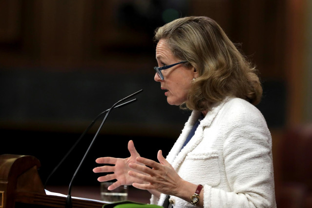 La vicepresidenta de Asuntos Económicos, Nadia Calviño, interviene durante el debate este miércoles en el Congreso de la quinta prórroga del estado de alarma después de que el Gobierno rectificara ante la presión de los grupos y solicitara una ampliación