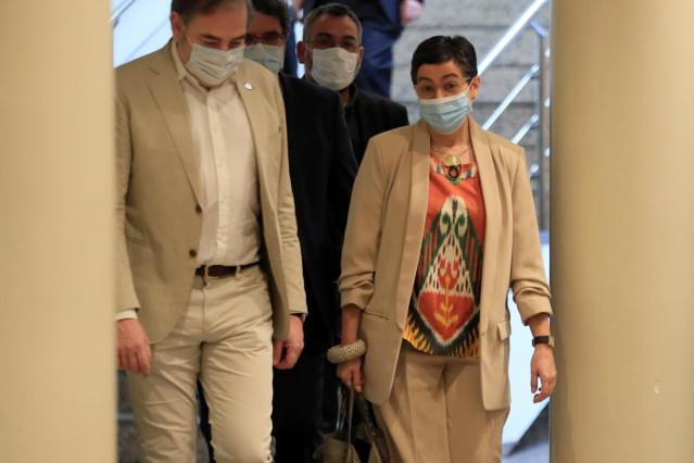 La ministra de Asuntos Exteriores, Unión Europea y Cooperación, Arancha González Laya (d), se dirige a comparecer ante la Comisión de Asuntos Exteriores del Senado, este jueves en Madrid (España), a 21 de mayo de 2020.
