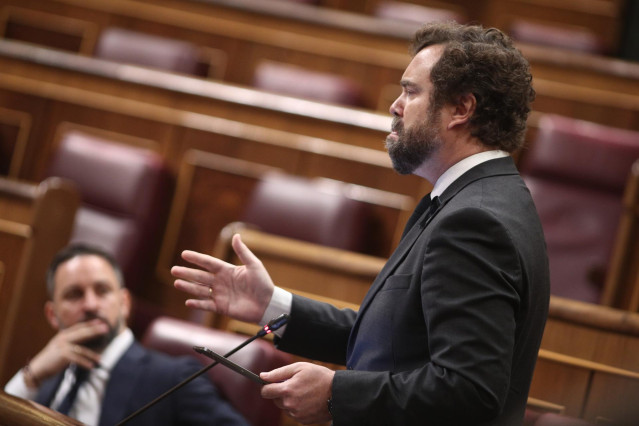 El dirigente de Vox y portavoz en el Congreso de los Diputados, Iván Espinosa de los Monteros, durante su intervención donde ha consultado al Gobierno qué impuestos está valorando, en el pleno de control centrado en las medidas post-COVID 19, la derogació