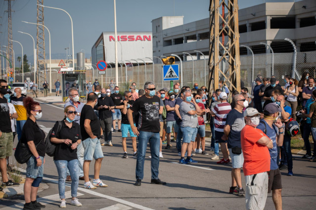 Trabajadores de la planta de producción de Nissan en Barcelona se concentran en el exterior de la fábrica en la Zona Franca