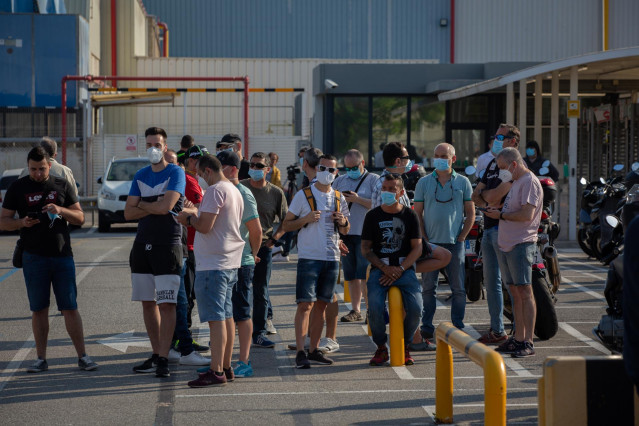 Trabajadores de la planta de producción de Nissan en Barcelona se concentran en el exterior de la fábrica en la Zona Franca el día en el que fabricante japonés de automóviles, como parte de su nuevo plan estratégico a medio plazo, ha decidido cerrarla