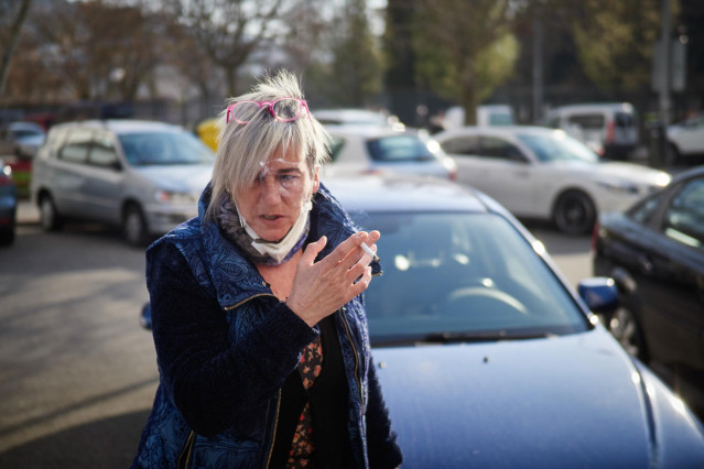 Una mujer fuma un cigarrillo de tabaco durante el período de confinamiento durante el estado de alarma por coronavirus, covid-19. En Pamplona, Navarra (España) a 27 de marzo de 2020.